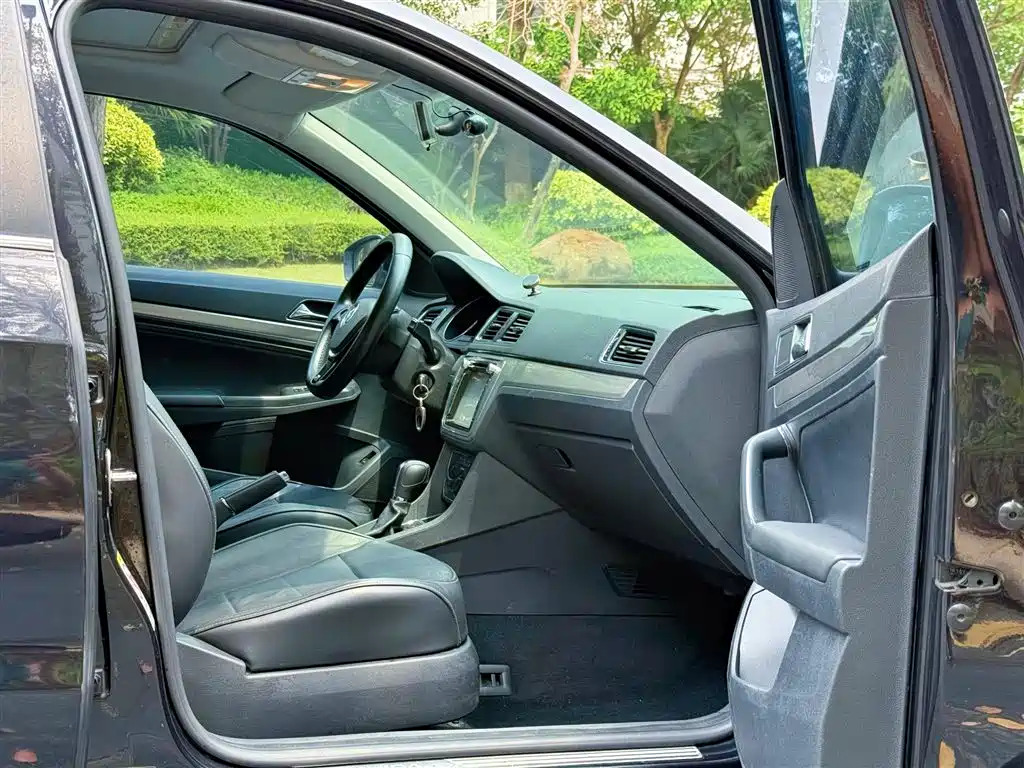 Volkswagen Lavida 2015 1.6L Automatic Comfort Edition фото 11