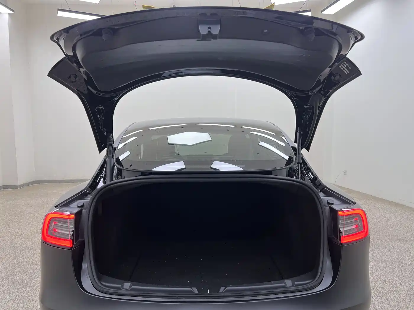 Фото 32 - Tesla Model 3