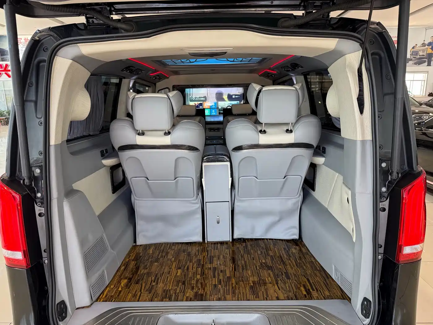 Mercedes-Benz V-Class 2018 V 260 L Premium Long Version China V фото 10