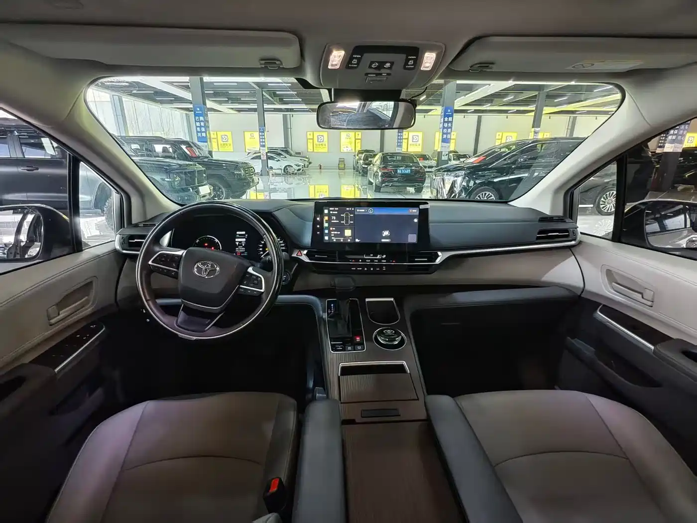 Toyota Granvia 2024 2.5L Hybrid Luxury фото 4