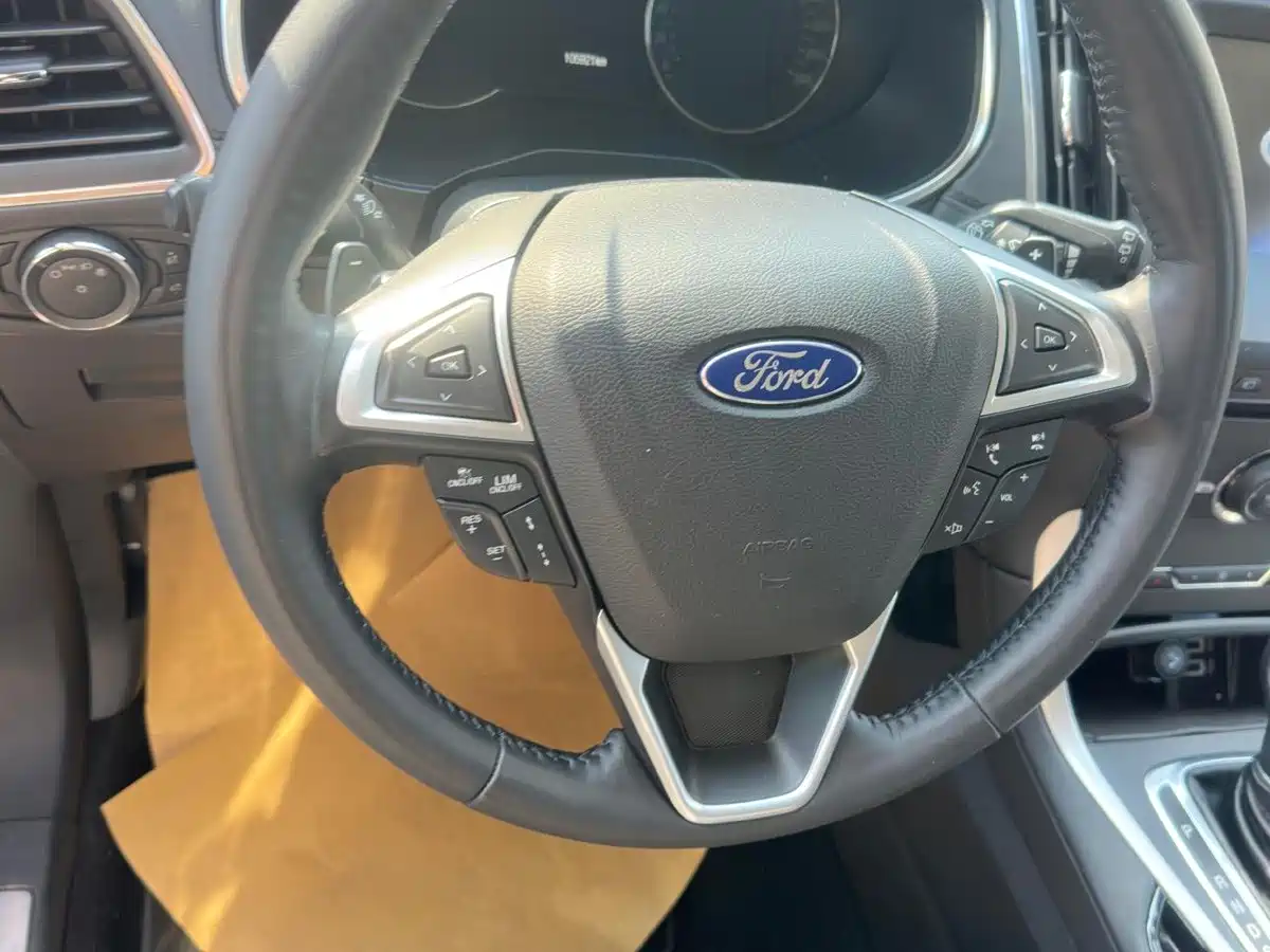Фото 11 - Ford Edge