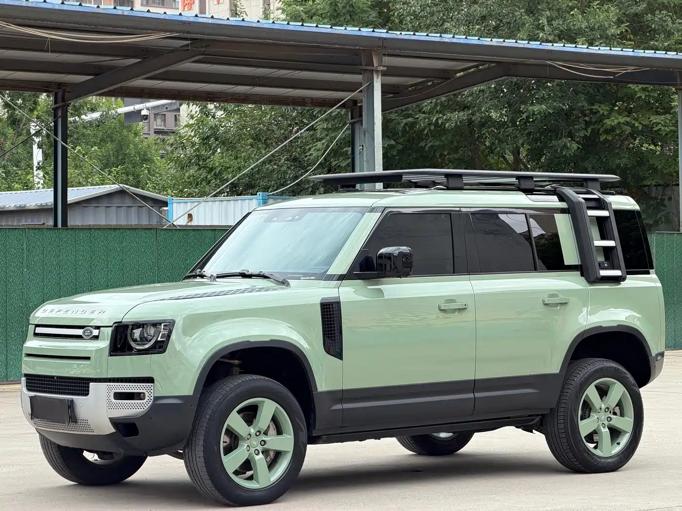 صورة 1 - Land Rover Defender