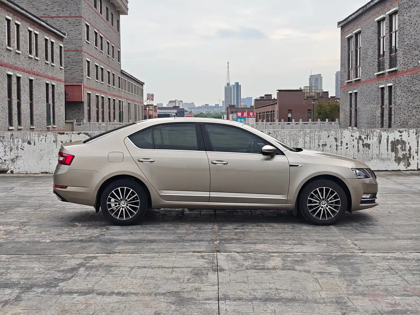 Škoda Octavia 2019 TSI230 DSG Luxury Edition фото 4