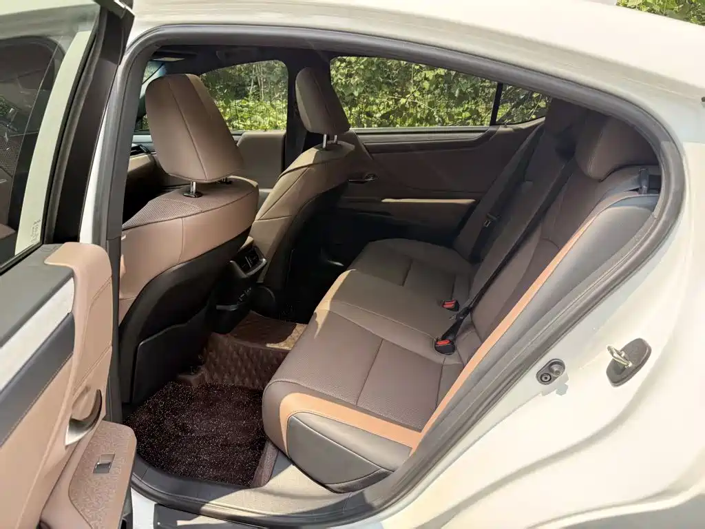 Lexus ES 2026 2025 200 Ultimate Edition