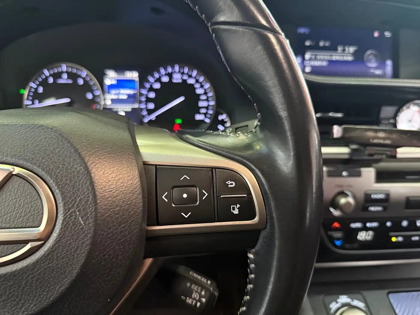 Фото 7 - Lexus ES