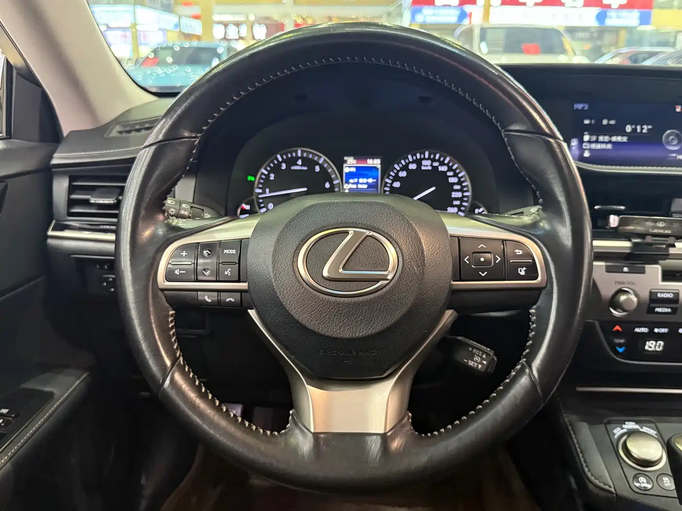 Фото 20 - Lexus ES