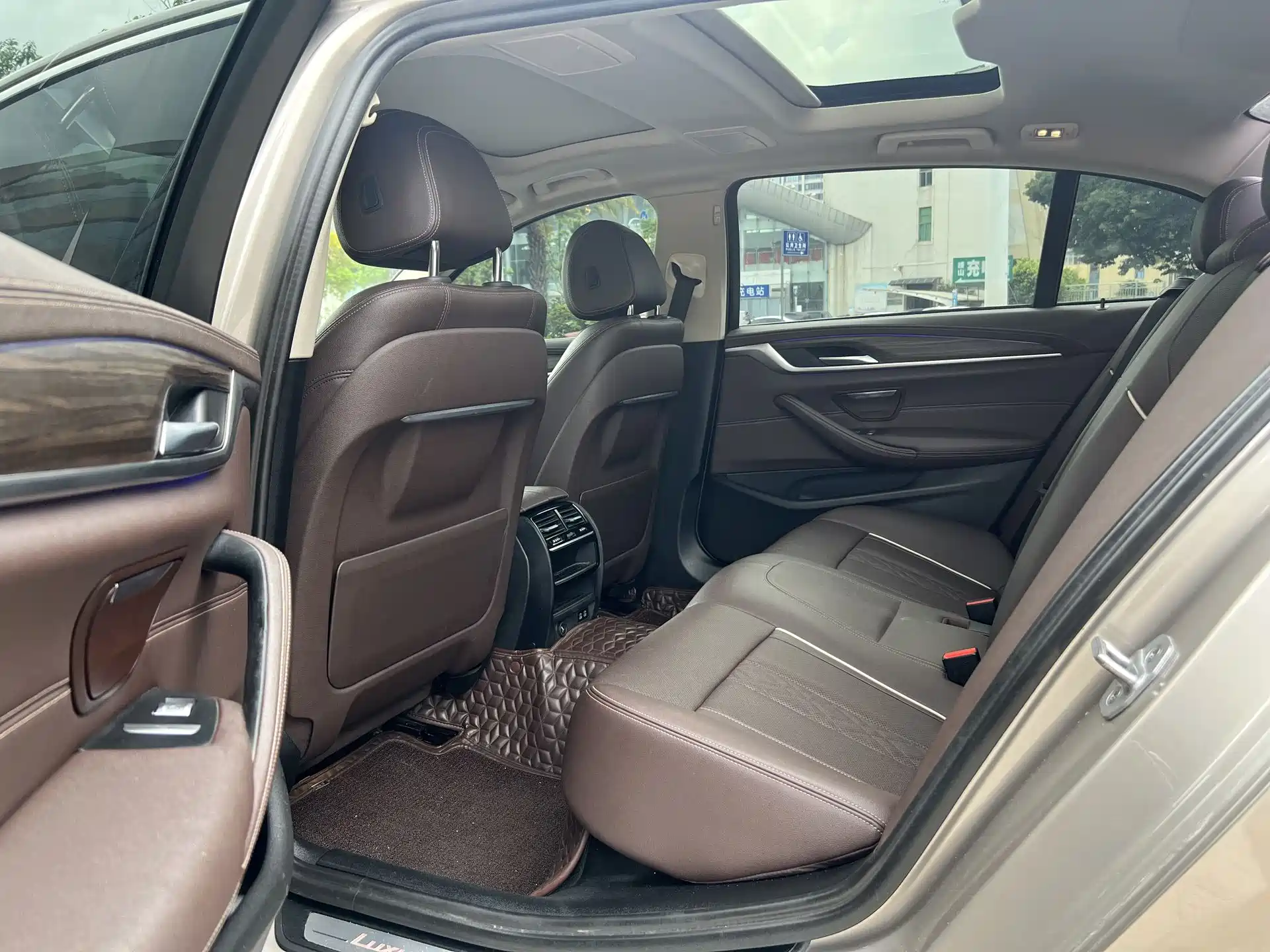 Photo 5 - BMW 5 Series