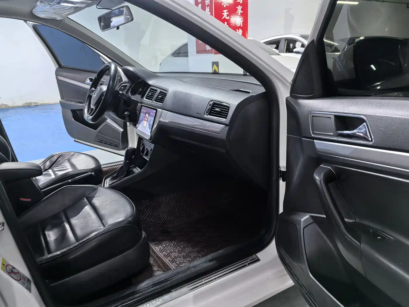 Volkswagen Lavida 2015 1.6L Automatic Comfort Edition фото 9