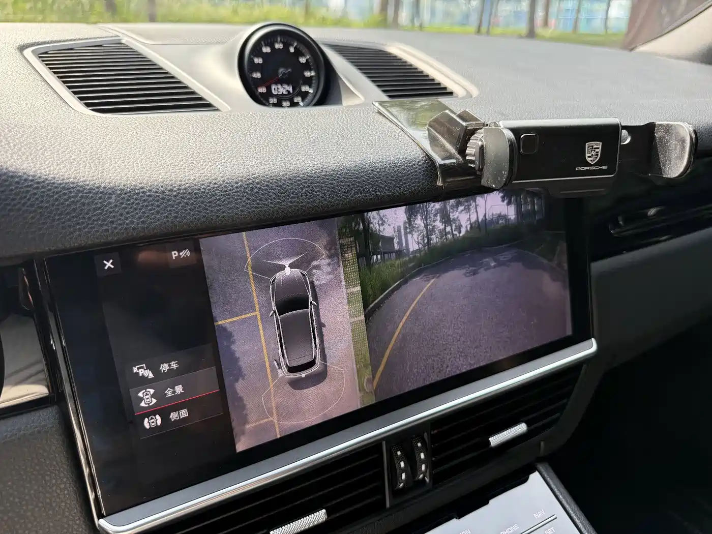 Photo 13 - Porsche Cayenne