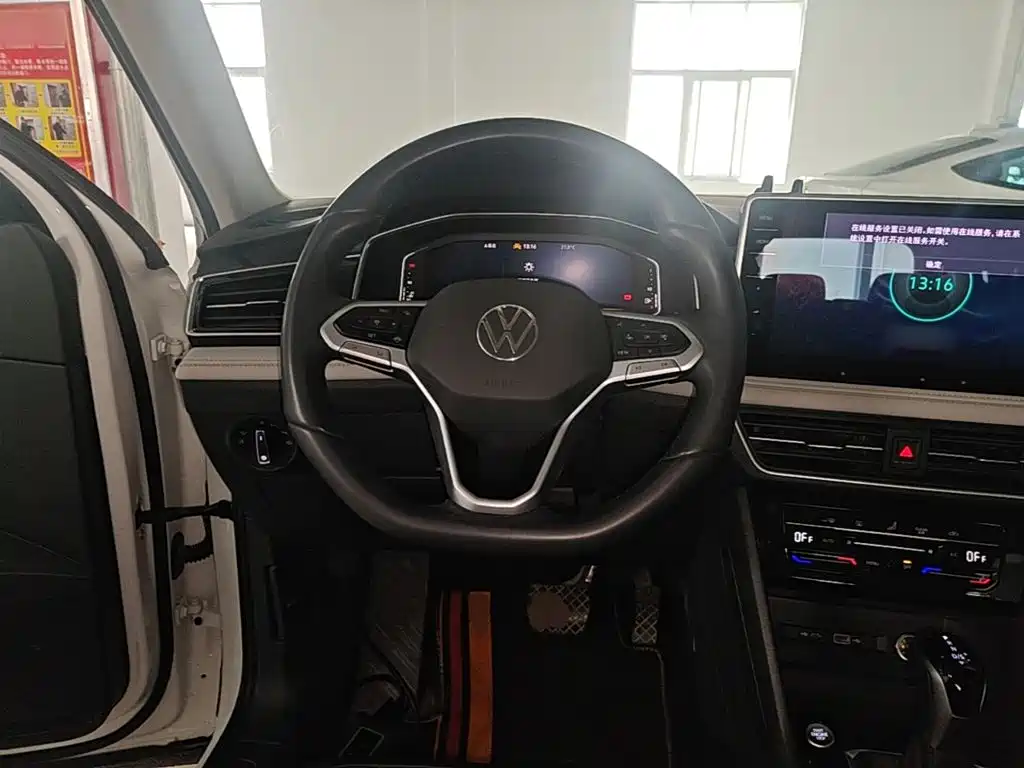 Photo 11 - Volkswagen Tiguan L