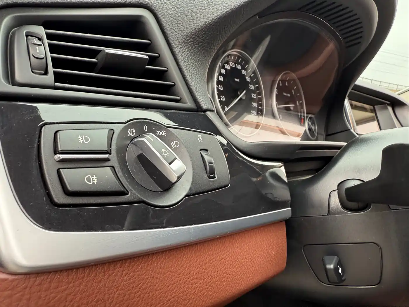 BMW 5 Series (Import) 2014 520i Classic фото 14