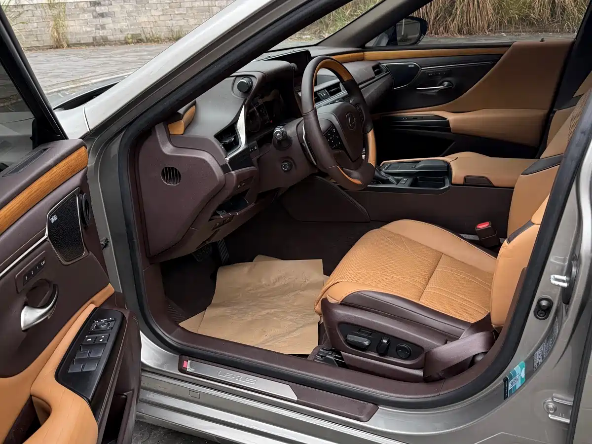 Lexus ES 2020 Model 300h Executive Edition фото 4