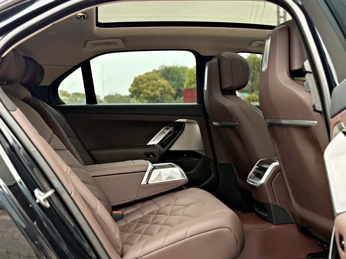 BMW 7 Series 2023 Model 735Li Luxury Package фото 13