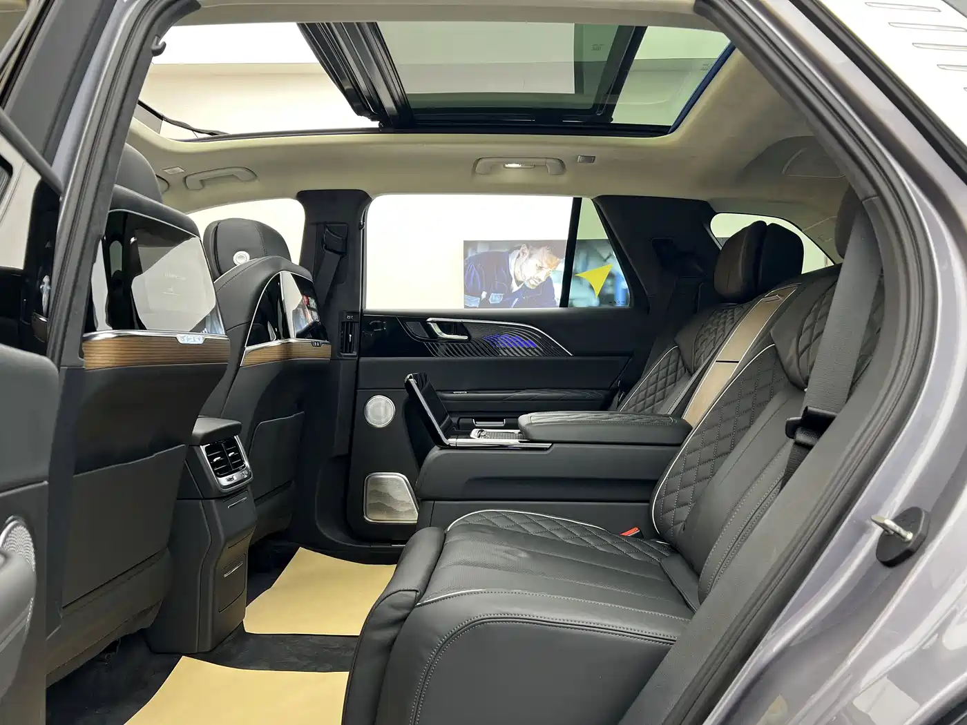 Hongqi E-HS9 2023 2022 660km Qi Ling Edition (4-seater)