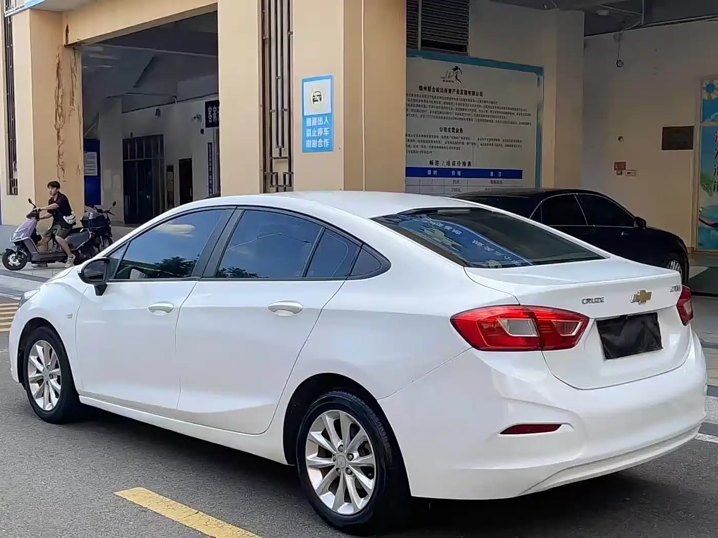 Фото 4 - Chevrolet Cruze