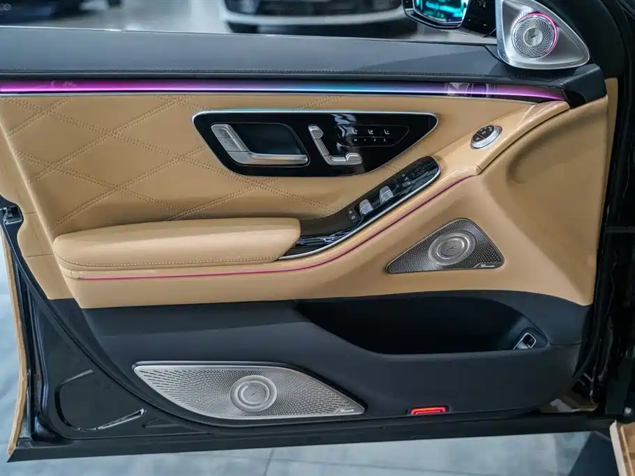Mercedes-Benz Maybach S-Class 2022 S 680 4MATIC Virgil Abloh Limited Edition фото 10
