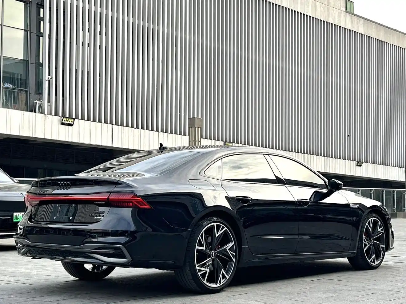 Audi A7L 2025 Model Year 45 TFSI quattro Black Knight Edition фото 10