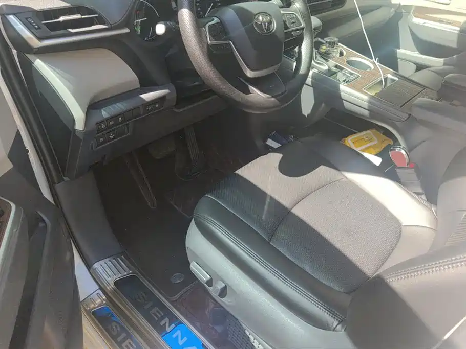 Toyota Sienna 2023 2.5L Hybrid Comfort Edition фото 9