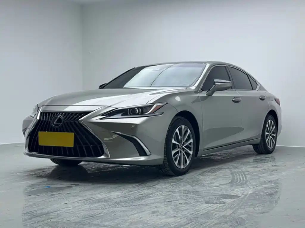 Фото 1 - Lexus ES