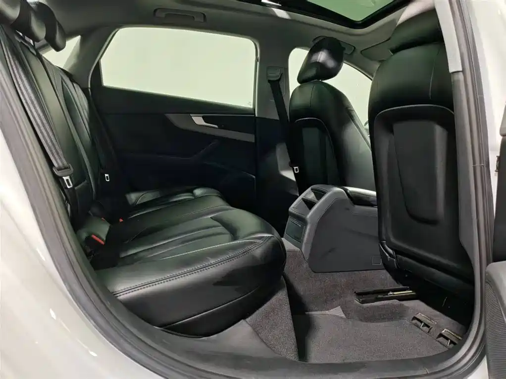 Фото 6 - Audi A4L