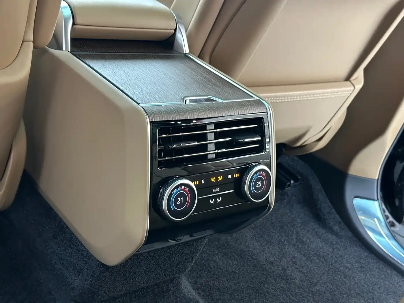 Land Rover Range Rover 2024 3.0 L6 400PS Genesis Extended фото 9
