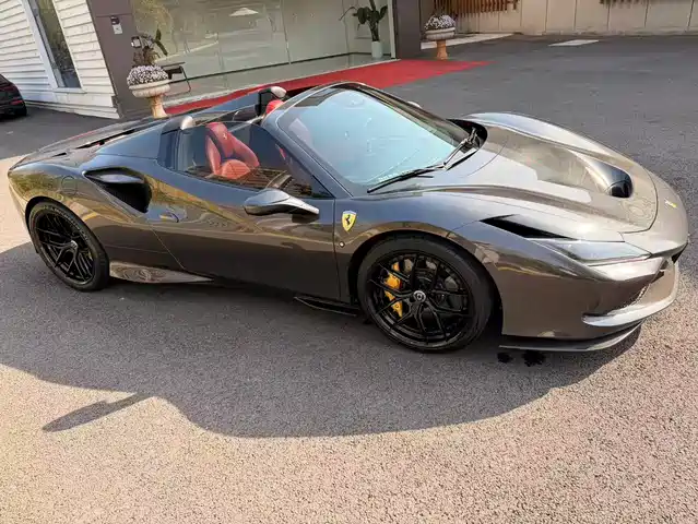 FERRARI F8