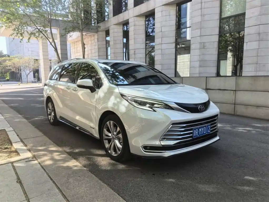 Toyota Sienna 2023 2.5L Hybrid Platinum Edition фото 3