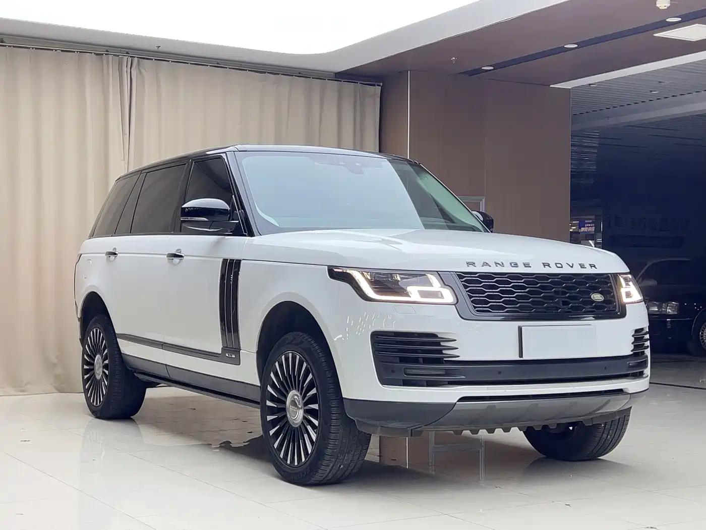 Land Rover Range Rover 2018 3.0 SC V6 Vogue Heritage Extended Edition фото 3