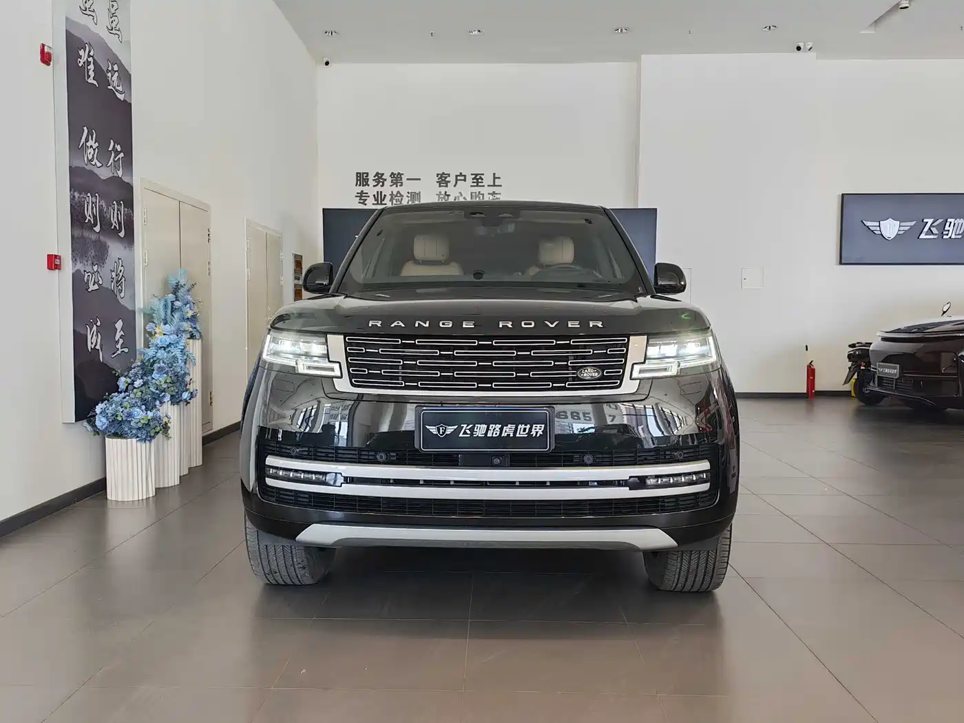 Land Rover Range Rover 2023 3.0 L6 400PS Genesis Extended Version фото 2