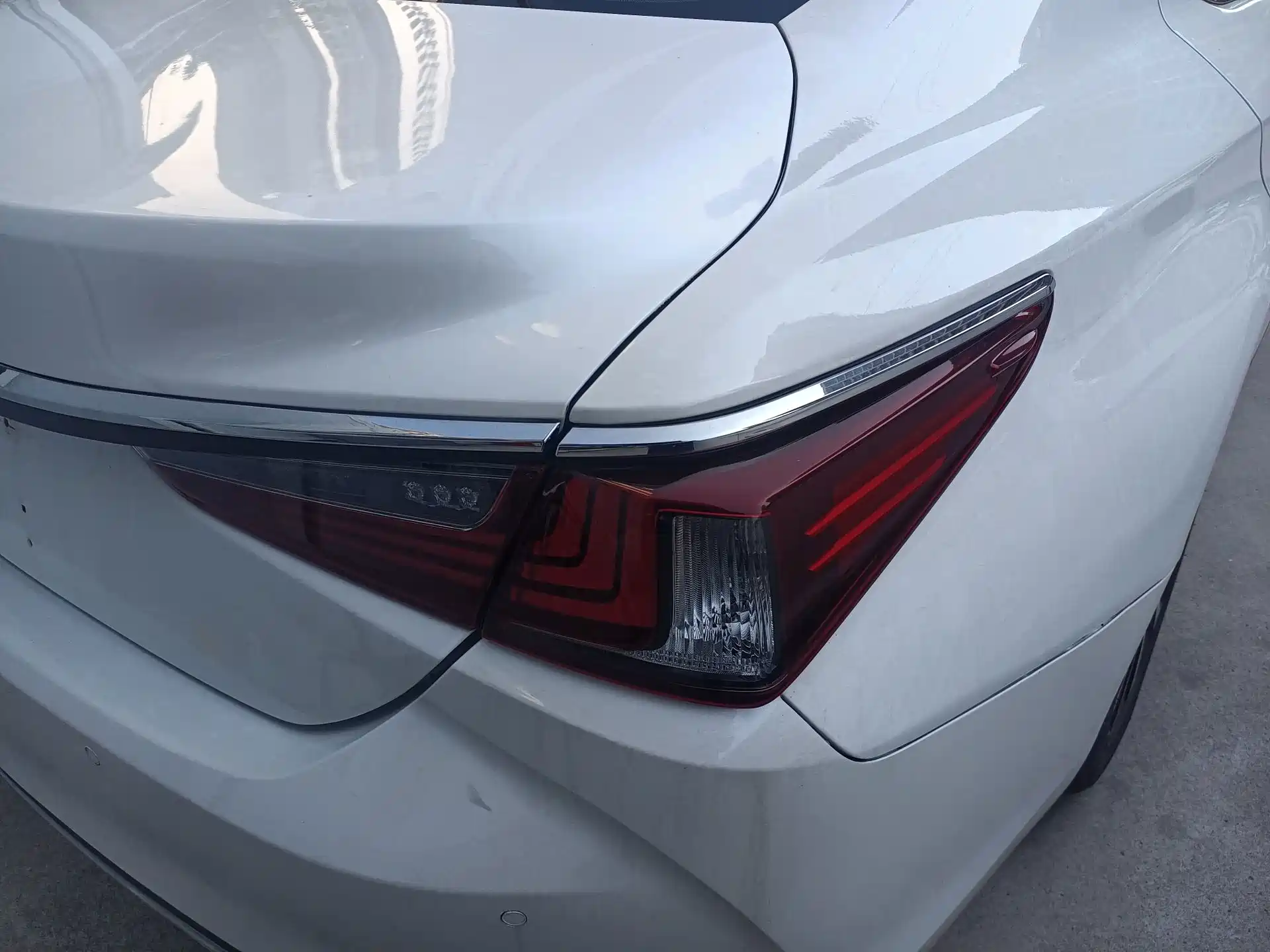 Photo 9 - Lexus ES