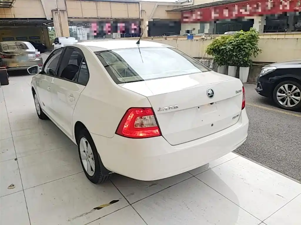 Škoda Rapid 2015 1.6L Manual Smart Selection фото 5