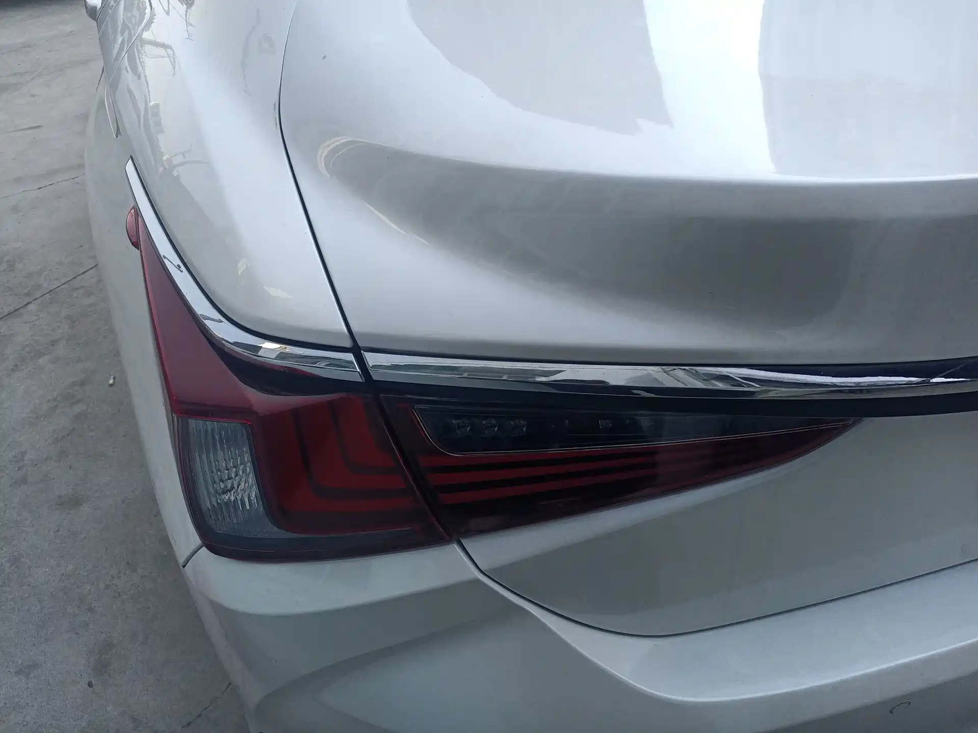Photo 10 - Lexus ES
