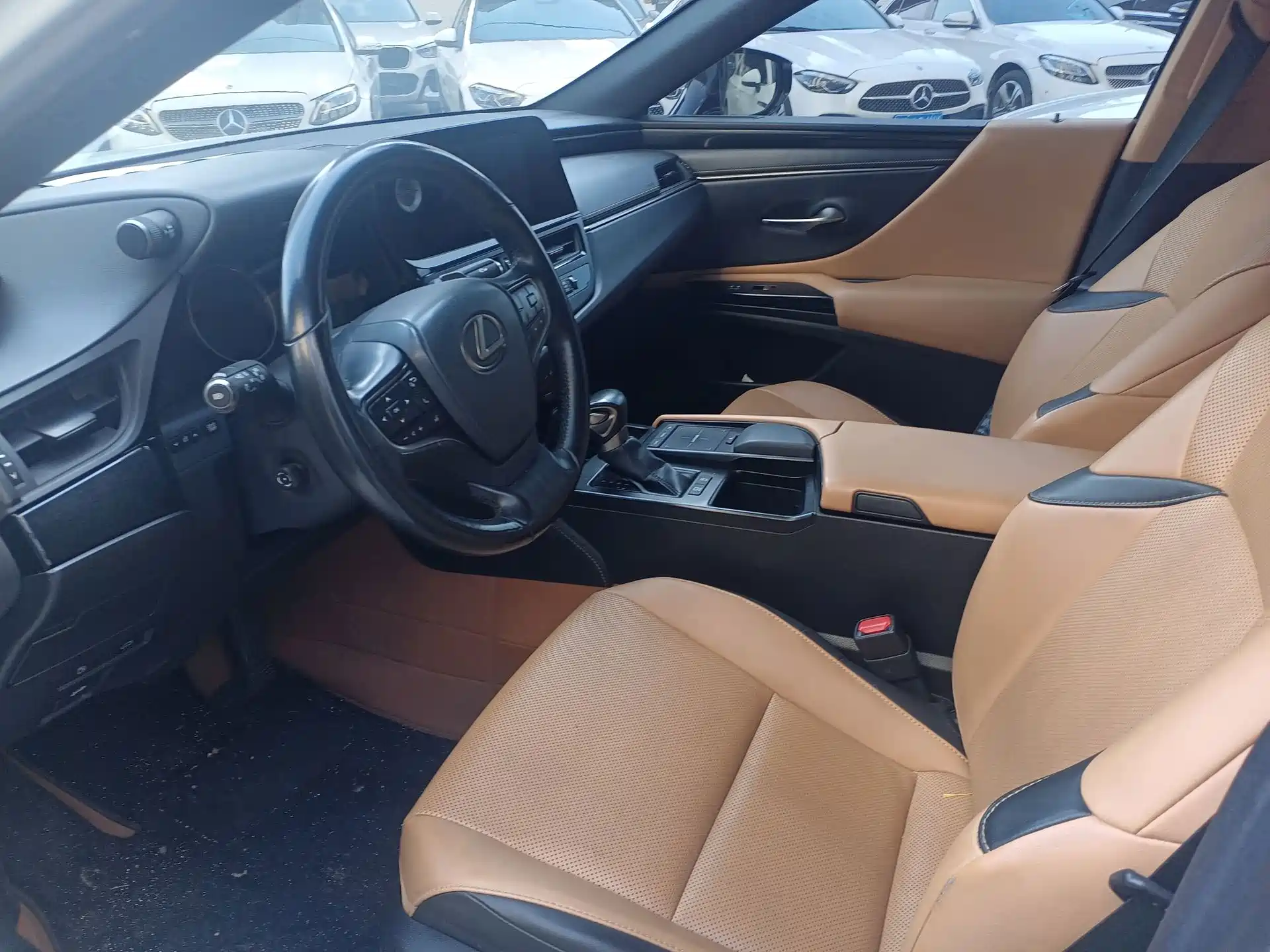 Photo 17 - Lexus ES