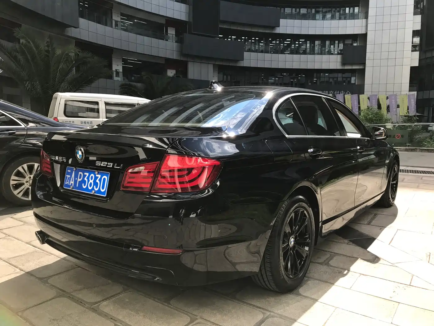 BMW 5 Series 2012 523Li Luxury фото 8