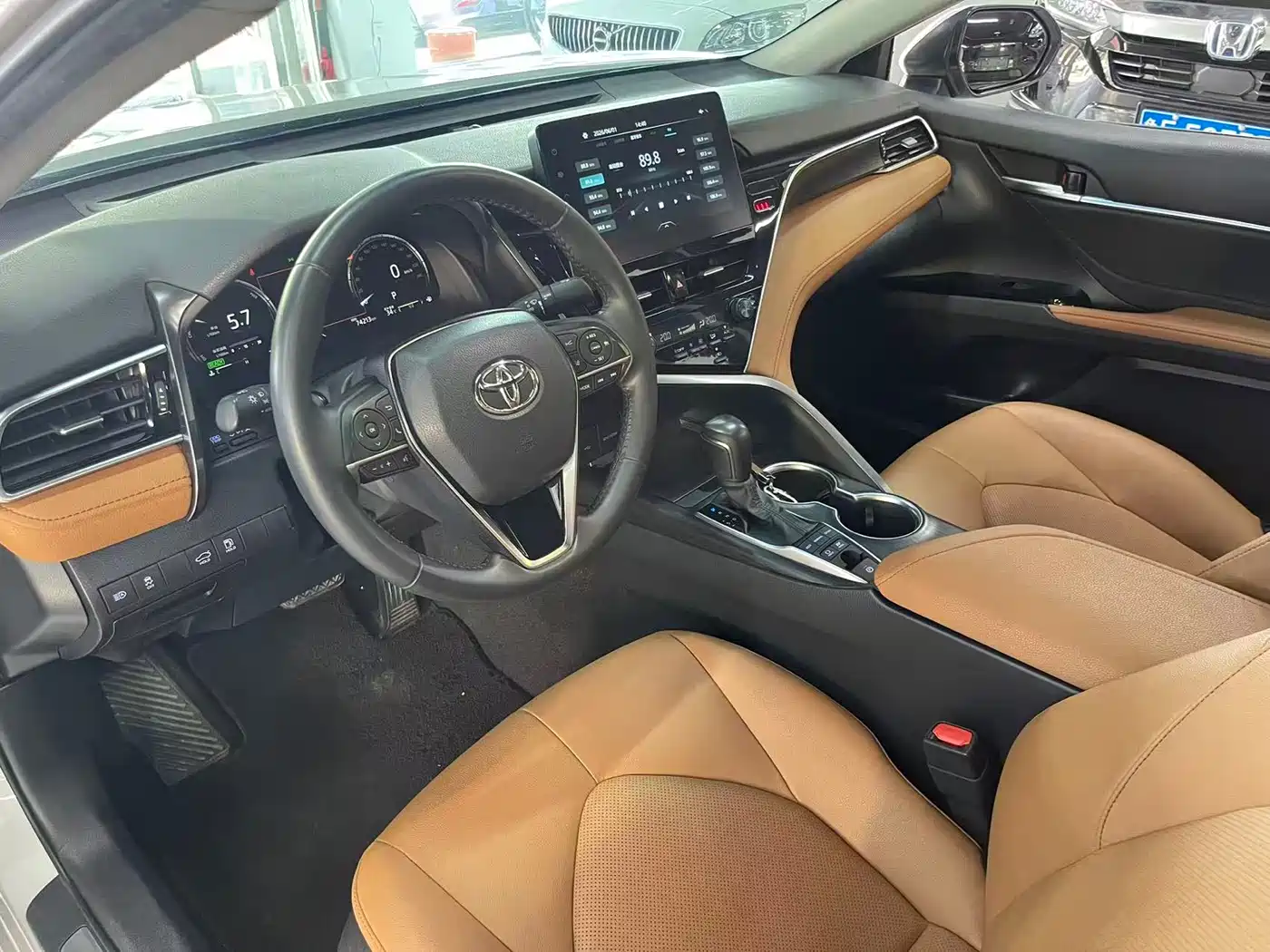 Toyota Camry 2021 Hybrid 2.5HG Luxury Edition фото 7
