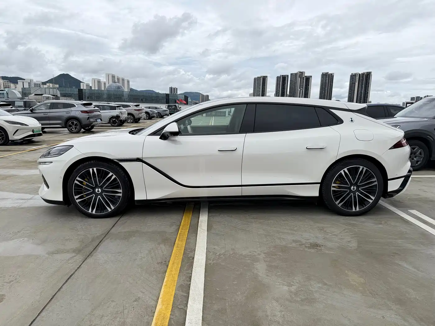 Photo 3 - Denza Z9GT