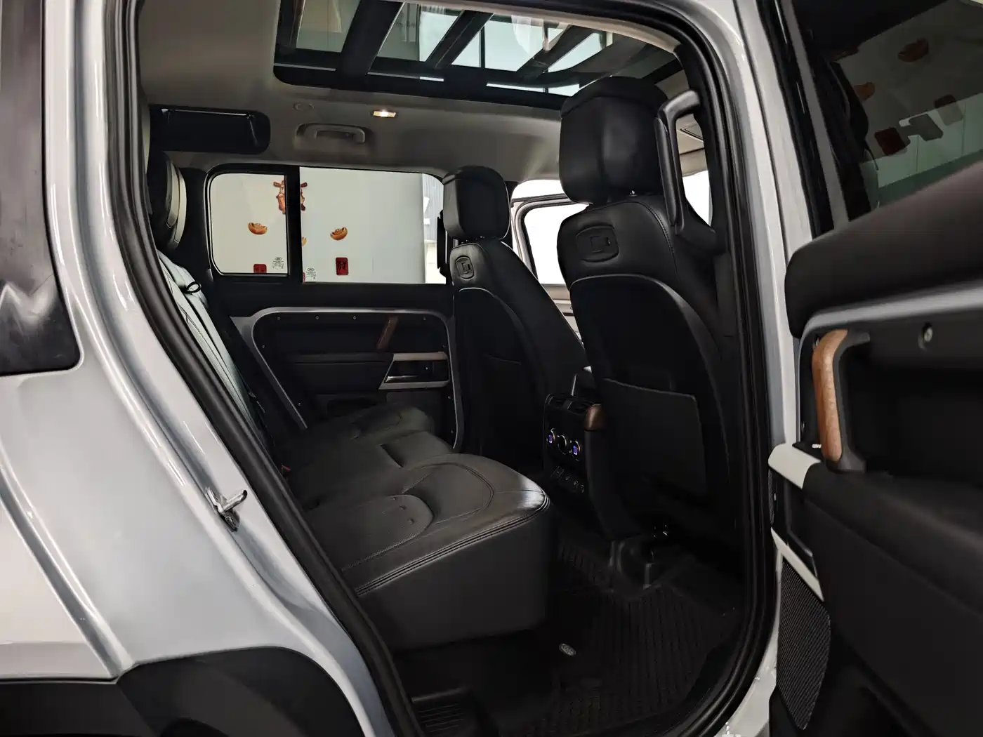 Land Rover Defender 2022 110 P400 Dark Special Edition фото 11