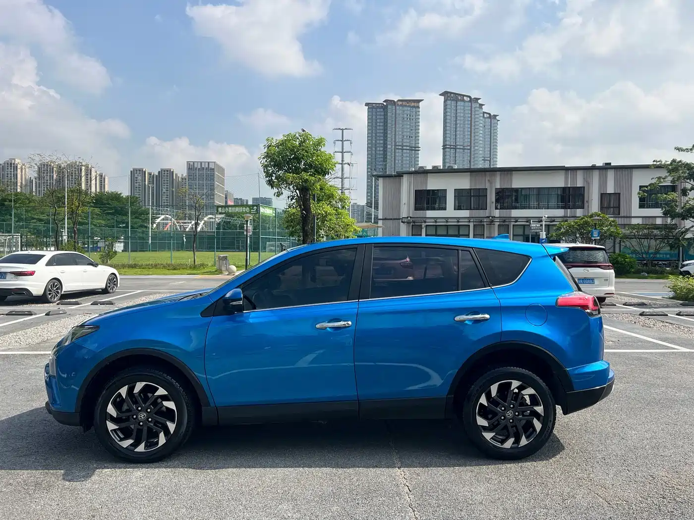 Photo 7 - Toyota RAV4 Rongfang