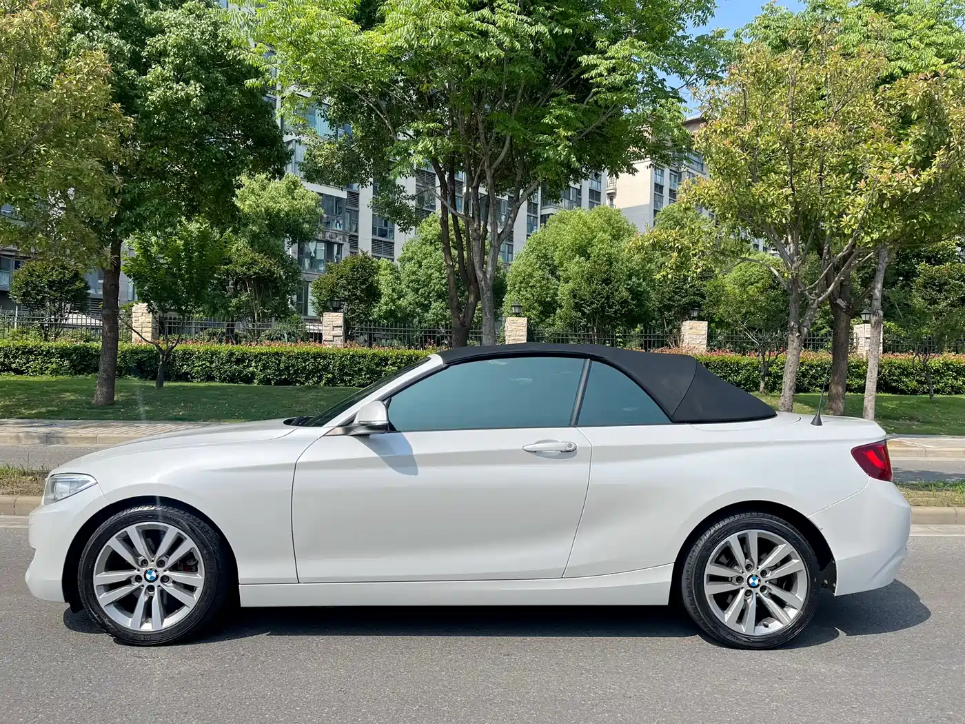 BMW 2 Series (Import) 2017 220i Convertible Coupe Leading фото 6