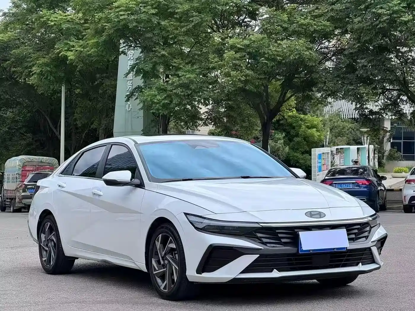 Photo 2 - Hyundai Elantra