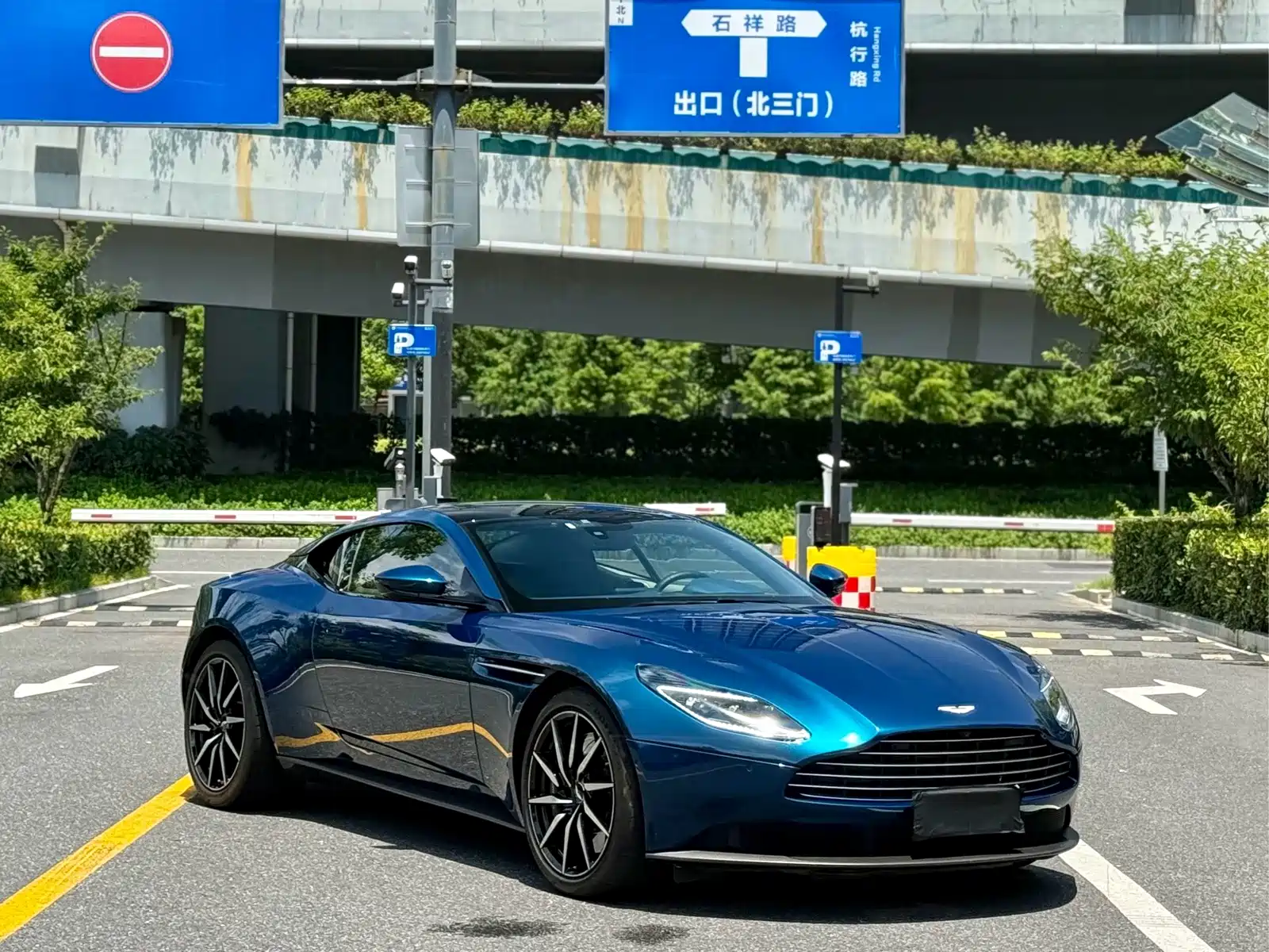 Фото 2 - Aston Martin DB11