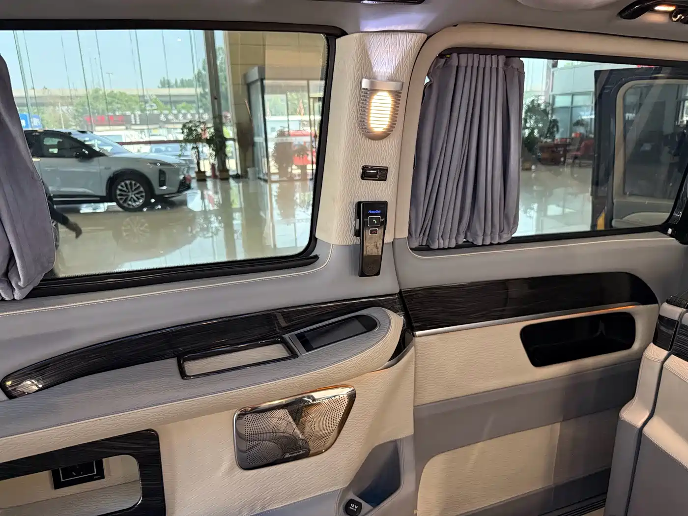 Mercedes-Benz V-Class 2018 V 260 L Premium Long Version China V фото 13