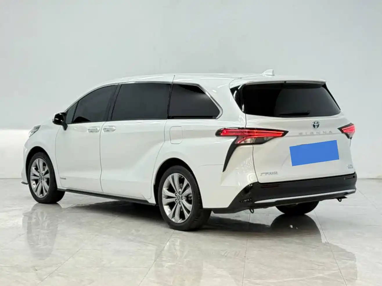 Toyota Sienna 2021 2.5L Hybrid Premium Edition фото 2