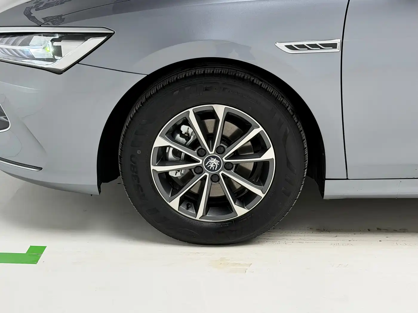BYD Qin PLUS 2023 Champion Edition DM-i 55KM Leading фото 8