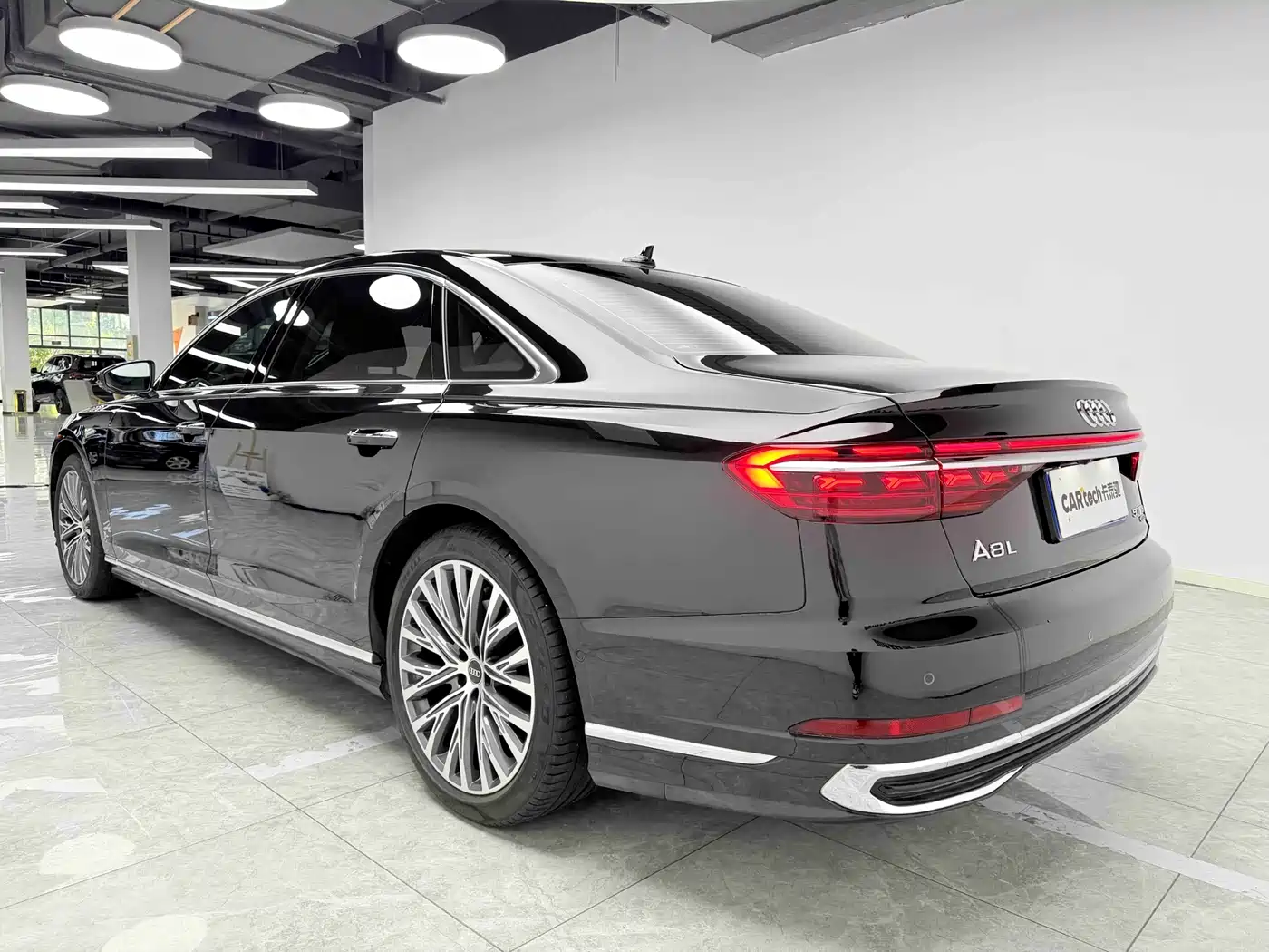 Audi A8 2023 A8L 50 TFSI quattro Exclusive фото 4