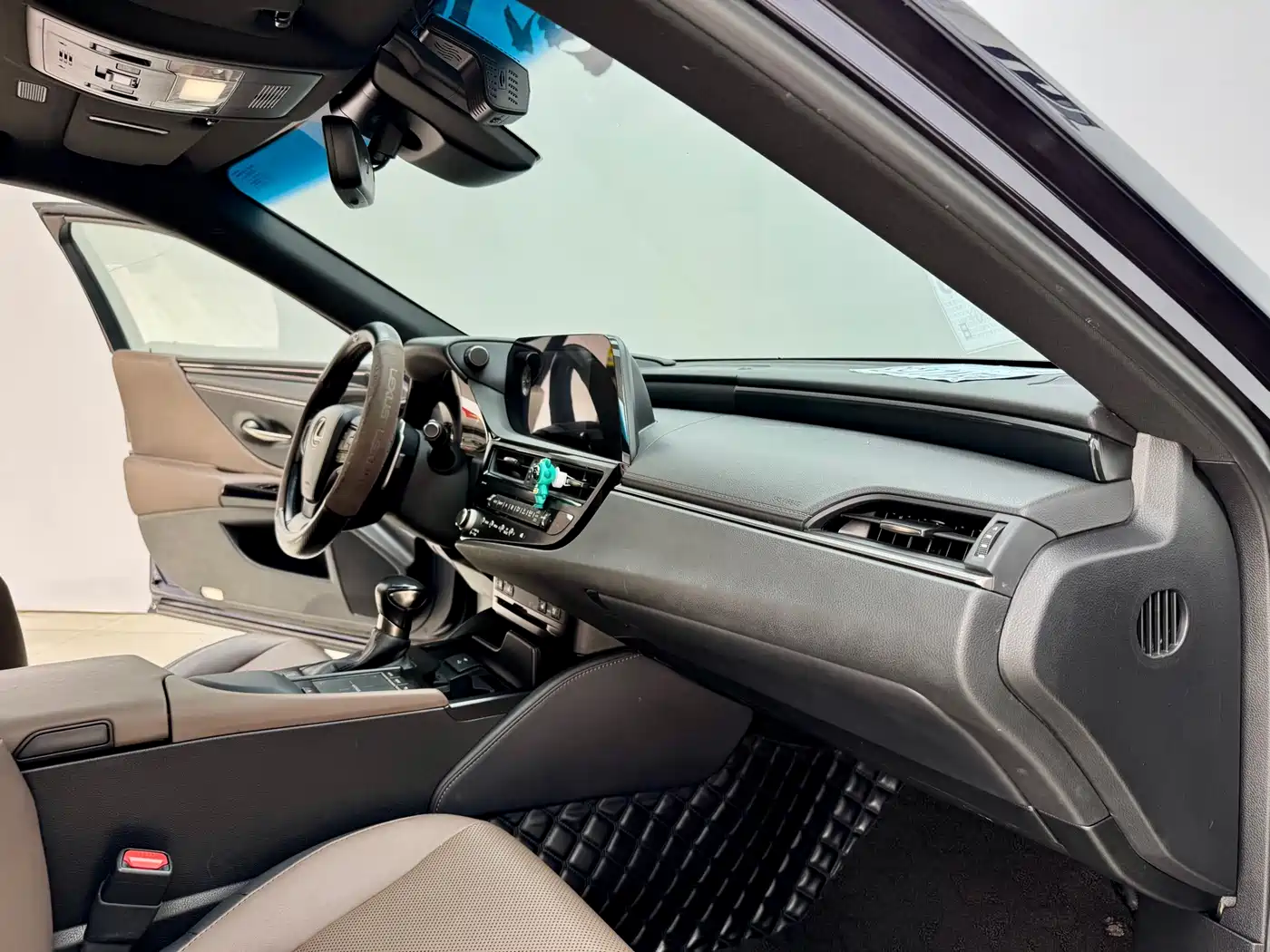 Lexus ES 2022 300h Ultimate Edition фото 14