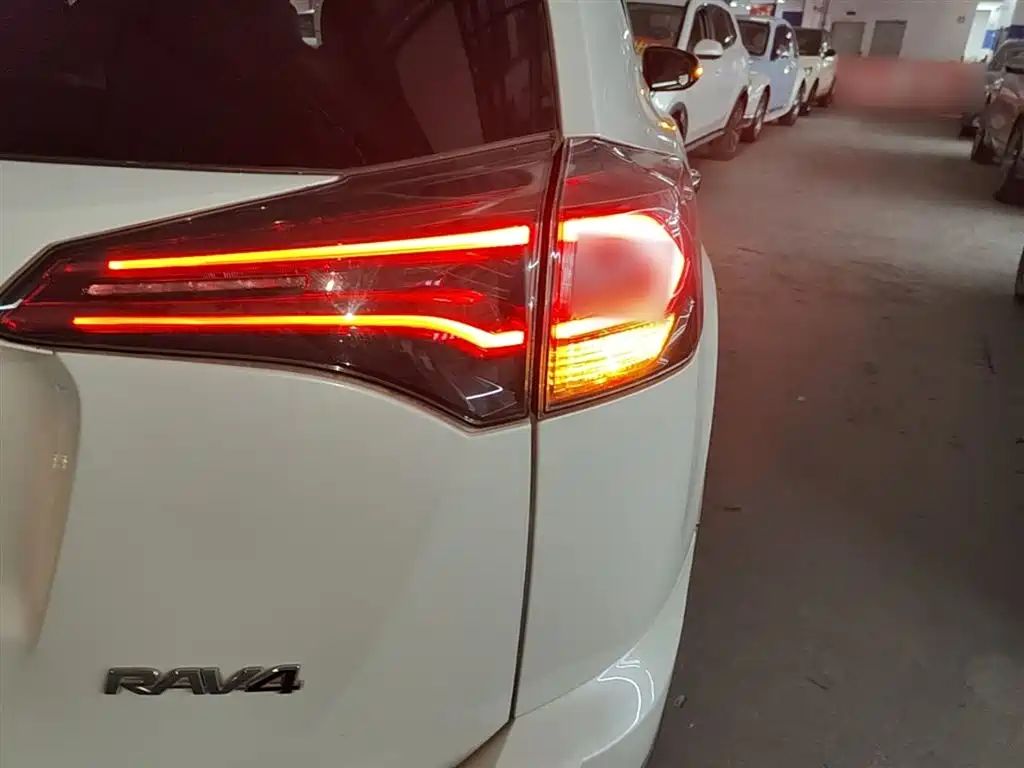 Toyota RAV4 Rongfang 2016 2.0L CVT 2WD Trend (China V) фото 8