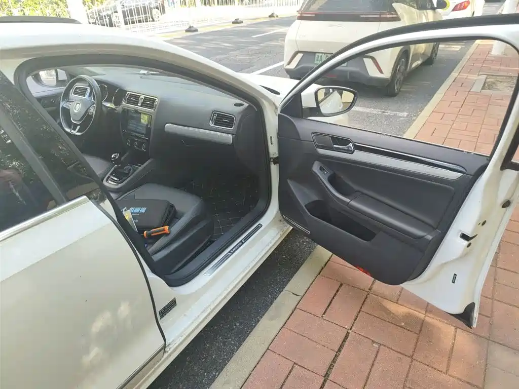Volkswagen Sagitar 2017 1.6L Manual Comfort фото 22