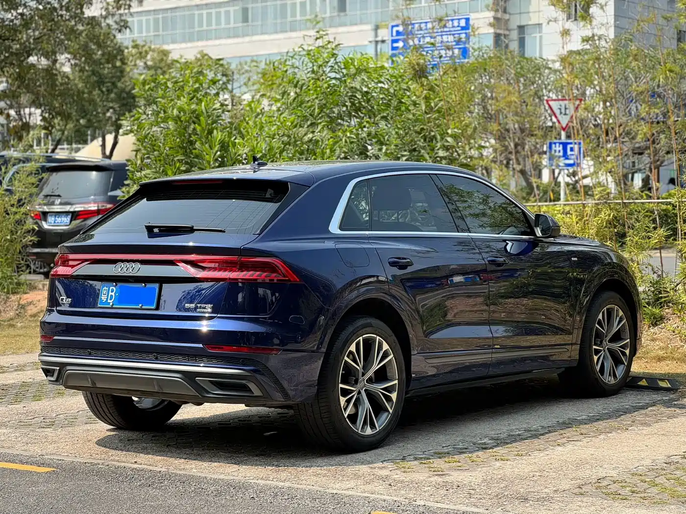 AUDI Q8