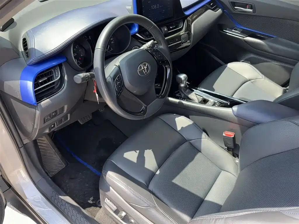 Toyota C-HR 2021 2.0L Luxury Edition фото 6